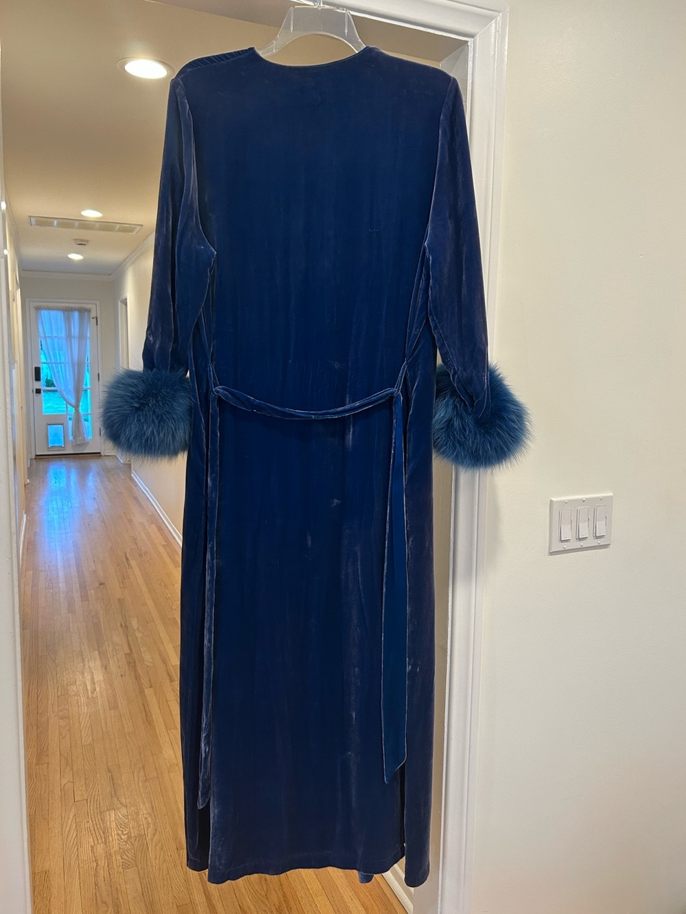 VTG lejaby Paris X
Nieman Marcus Silk
Velvet Robe, Old Hollywood Glamour, Medium - Picture 3 of 16